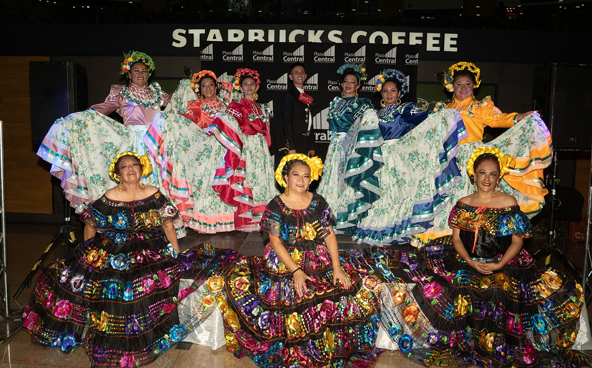 Festejan la cultura mexicana con bailes típicos