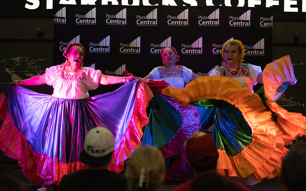 Festejan la cultura mexicana con bailes típicos
