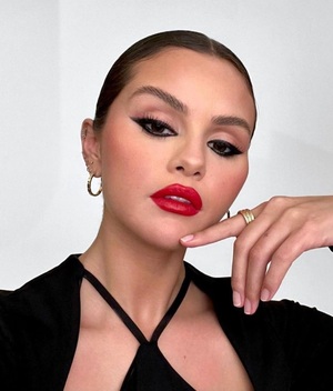 Selena Gomez inaugura Paris Fashion Week con poderoso traje (Foto: IG)