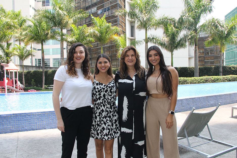 Martha Orendain,  Sofía Orendain, Martha Villaseñor y Viviana Orendain