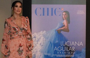 MÓNICA NAVARRO posando junto a la portada de su hija Luciana