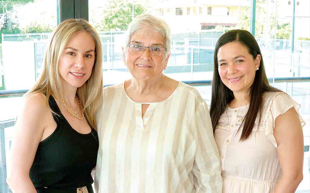 LILIANA DE MOHAMAR, LOLIS ONGAY Y ALE ARAGON felices de celebrar junto a ROSY SCHEKAIBAN de su cumpleaños número 72