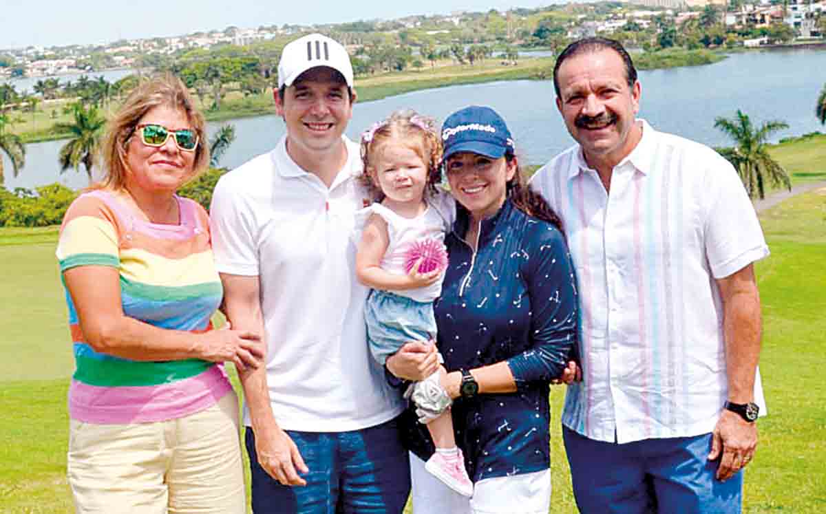 SUSANA DE TERÁN,  GERARDO LEGORRETA, EMILIA LEGORRETA, SUSANA TERÁN Y JOSÉ LUIS TERÁN felices de formar partes del Torneo Anual de Independencia