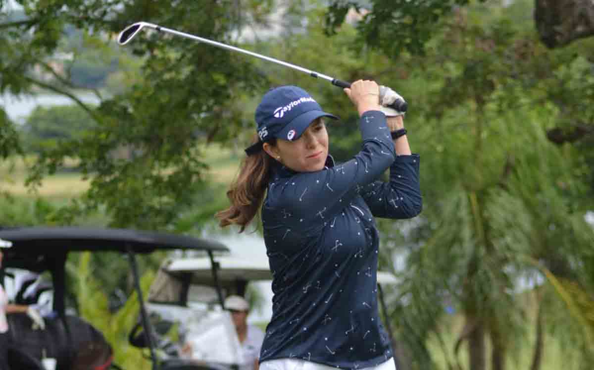 Participante del evento en el green del Club Campestre Tampico