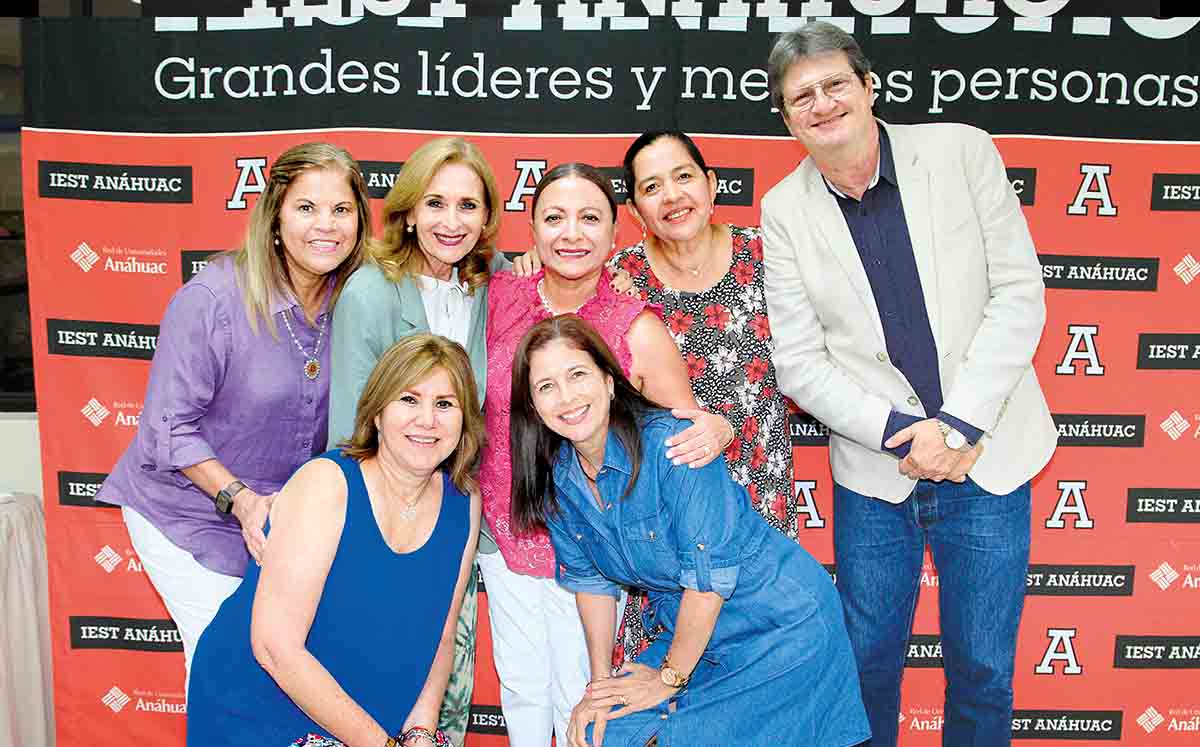 TERE DÍAZ, GLORIA SEPTIEN, SUSANA VELÁZQUEZ, PINA SAINT ANDRÉ, BASILIO KOT, MARISOL PÉREZ Y MAGUE ROBLEDO en el reencuentro EXAIEST
