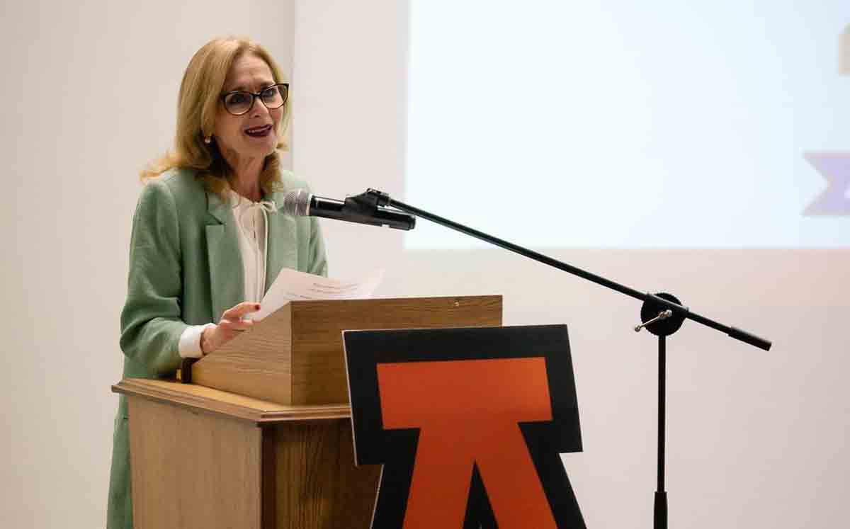 Rectora del IEST, Gloria Septién dando el discurso de bienvenida