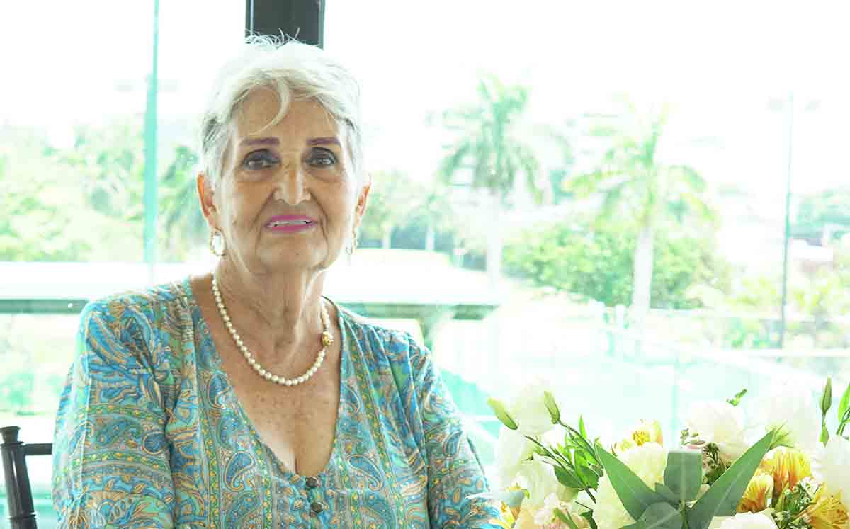 ROSY SCHEKAIBAN feliz de festejar sus 72 años junto a sus amigas y familia