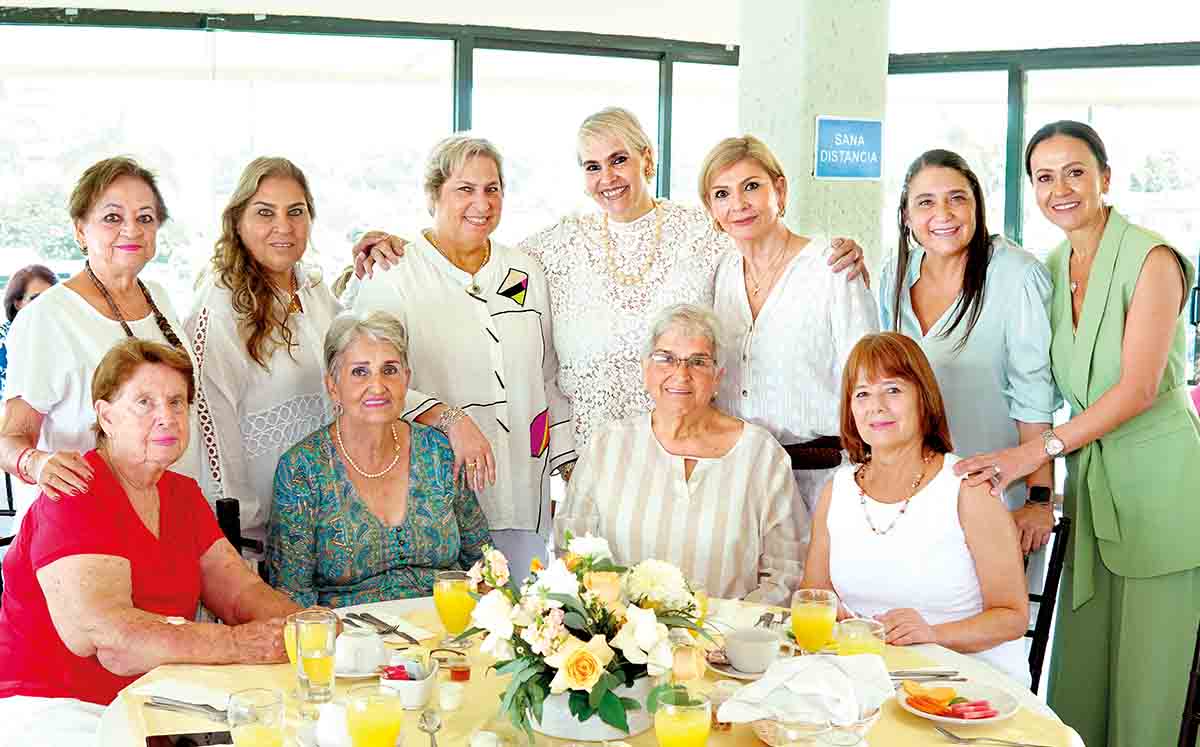 LUCY MOSES, ILIANA MOSES, IVONE MOSES, GABY ONGAY, MÓNICA SCHEKAIBAN, ISA DE SCHEKAIBAN, ROSY DE SCHEKAIBAN, LOLIS ONGAY Y MARITÉ RAMOS festejando