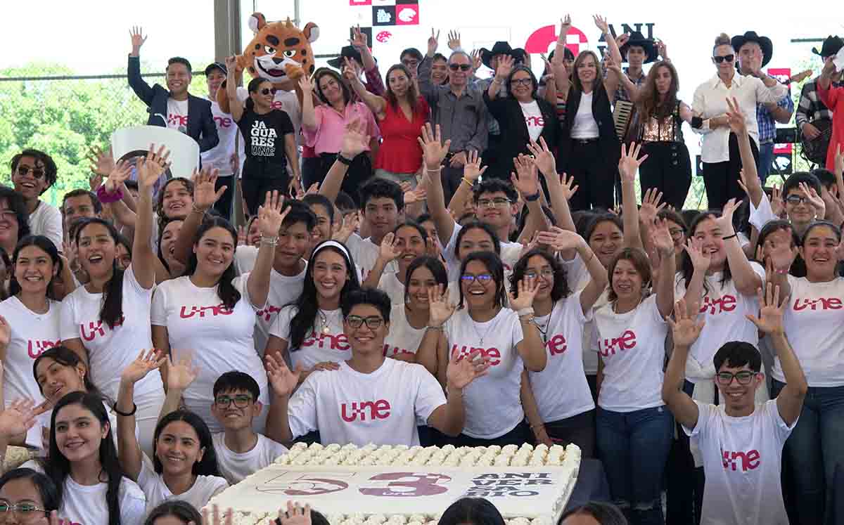 Alumnos UNE celebrando aniversario