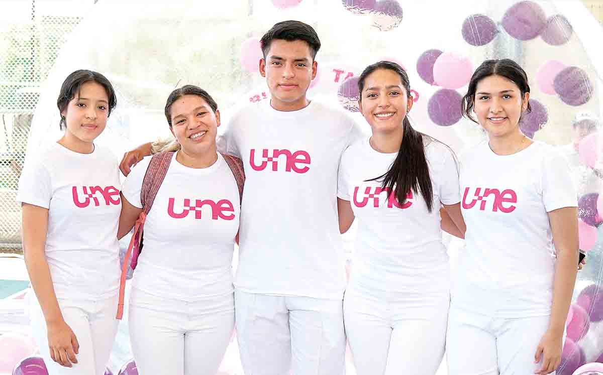 YURIDIA CRUZ, NARUBI FLORES, JESÚS TREJO, MARTHA GALINDO Y KARLA CUERVO encantados con las sorpresas que dio la UNE en su 53 aniversario