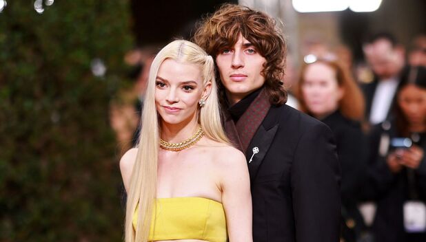 Anya Taylor-Joy: Así fue su vestido de novia beige (Foto: Getty)