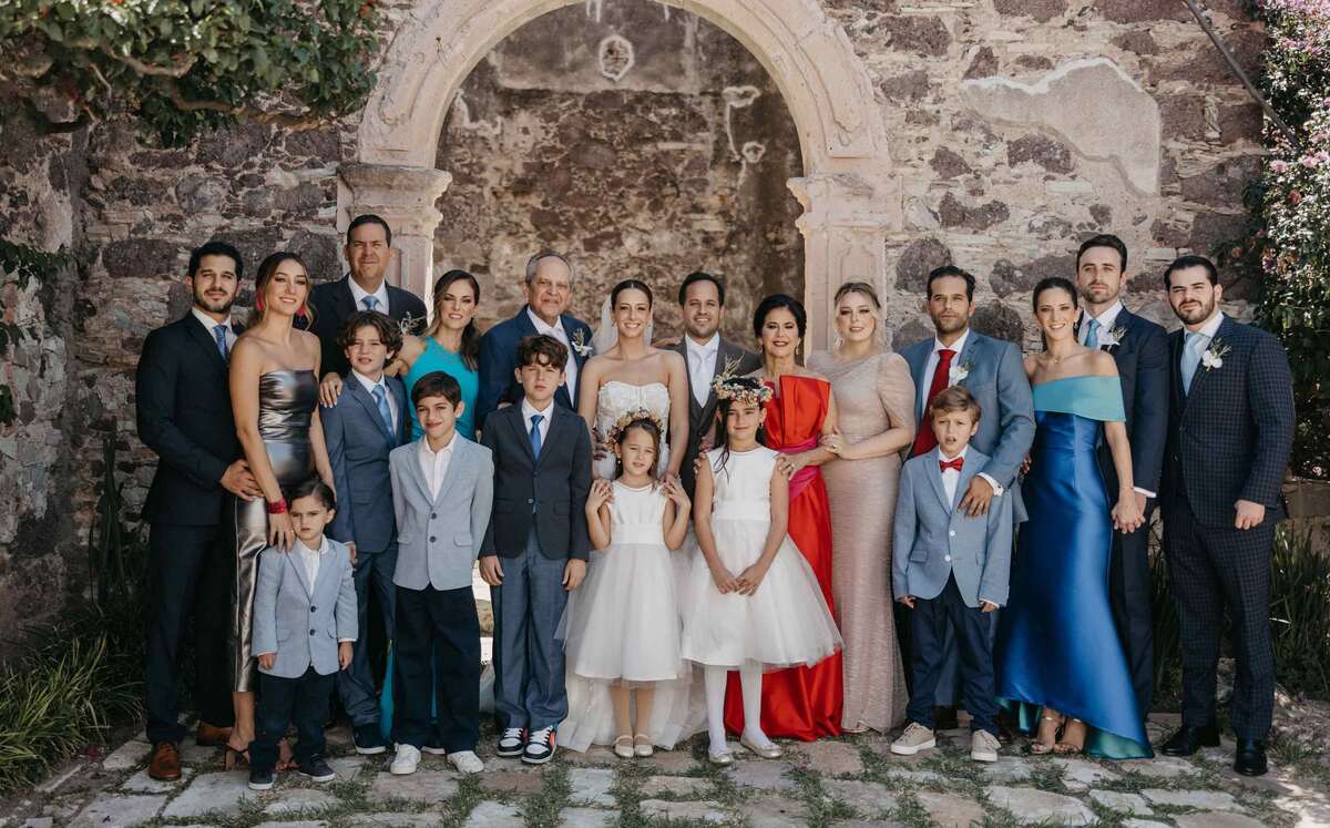 Los novios junto a la familia Fernández de Castro Martínez