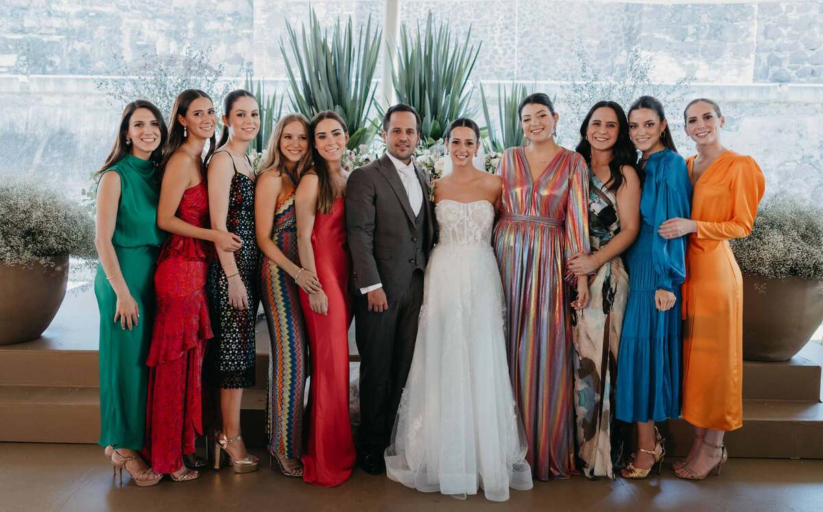 Los novios junto a las mejores  amigas de Sabrina