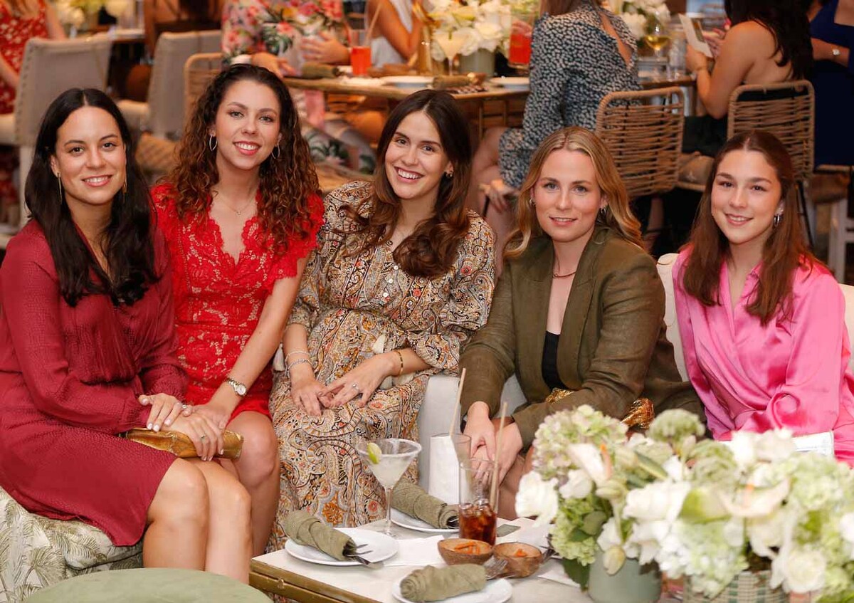 Lydia Rumbaud, Catalina Ibarra, Paulina García, Adriana Bremer y Cordelia Guerra
