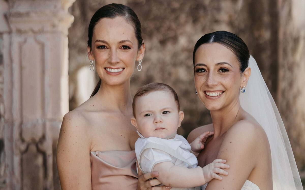 La novia junto a su hermana Mariel Ortiz  y su sobrino José de los Santos