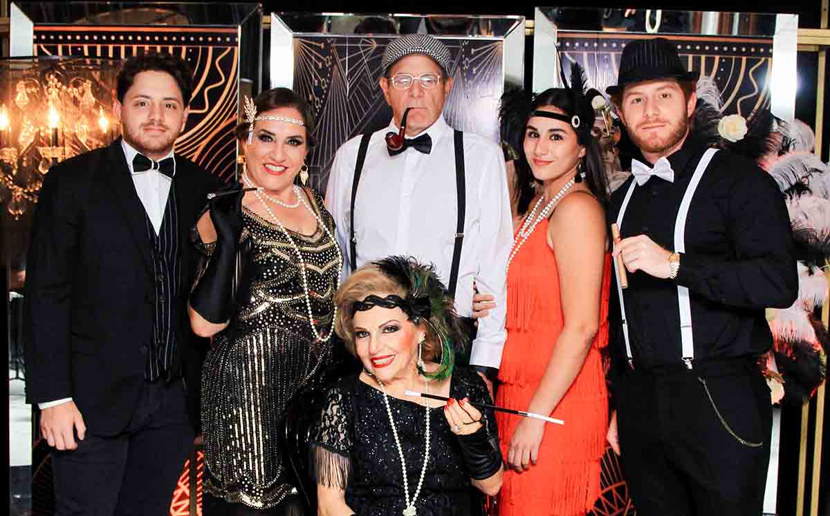 SUSANA BRAÑA, JOSÉ ANDRÉS FERES, ANA SUSY FERES, RUBÉN FERES, RUBÉN FERES Y SUSANA MANZUR siguiendo el tema del festejo de Susana Manzur