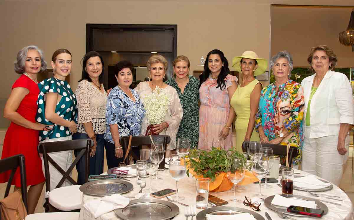 Asistentes del evento felices de presenciar el cambio de mesa directiva