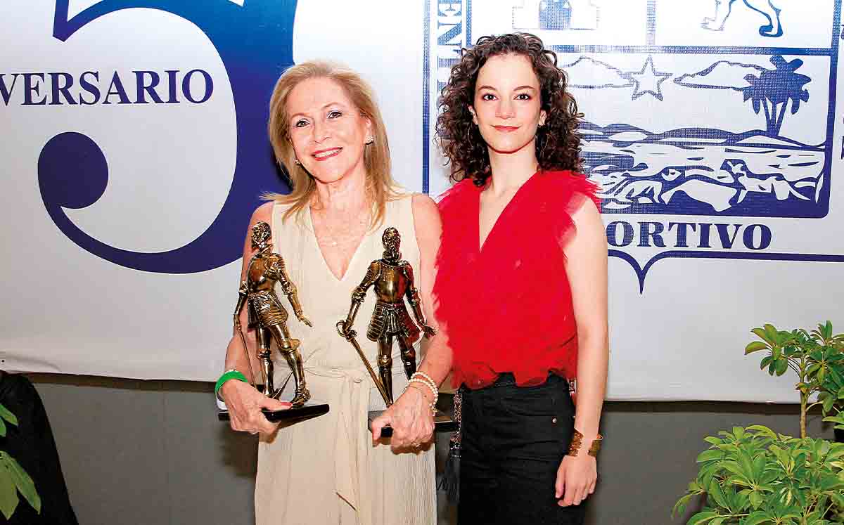 CRISTINA GEREZ y ANA MARY MARTÍNEZ, reina del Deportivo Español felices de presenciar la premiación del Torneo Covadonga