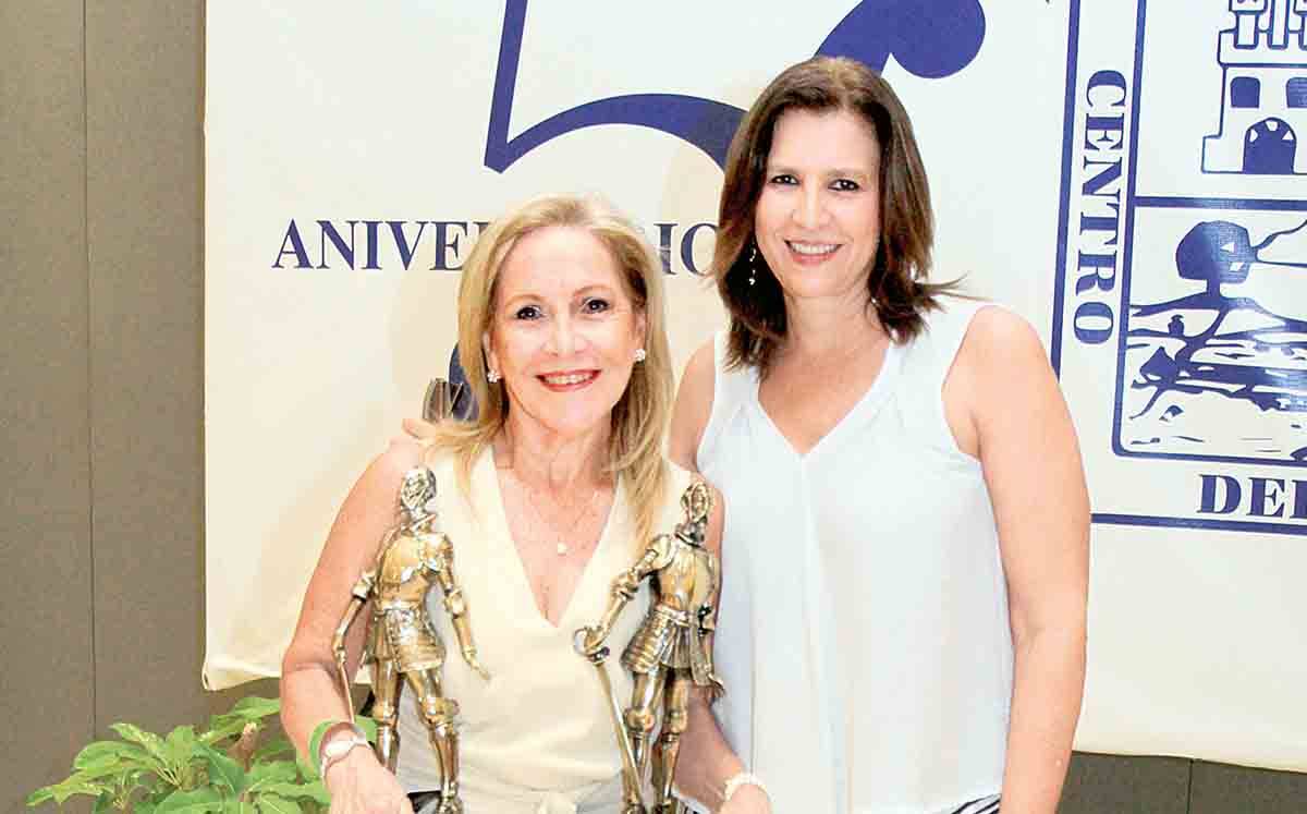 CRISTINA GEREZ Y JUDITH ARGüELLES felices de estar en la premiación del Torneo Covadonga