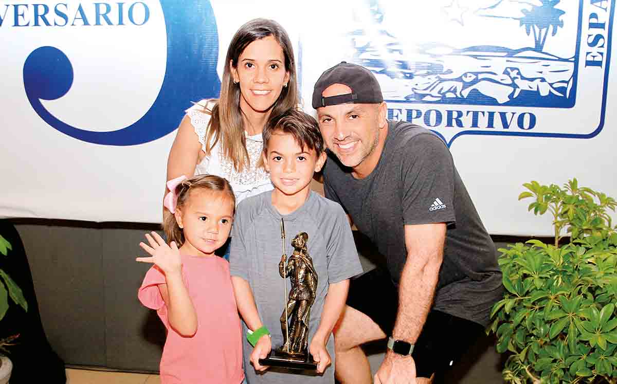 LILY DE GOVELA, LUIS GOVELA, INÉS GOVELA Y LUIS GOVELA felices en familia