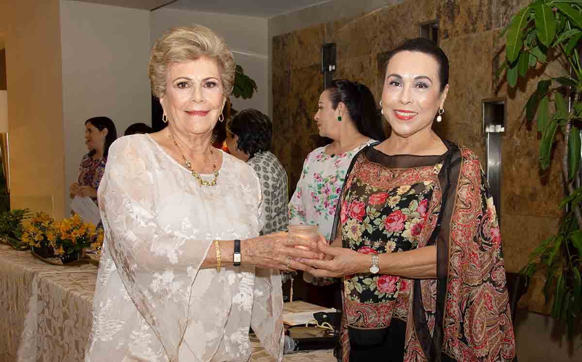 HILDA OSORIO Y LETICIA NAVARRO en el cambio de la mesa directiva