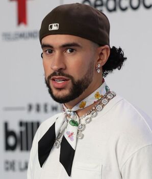 Bad Bunny es captado coqueteándole a Andrea Meza (Getty Images)