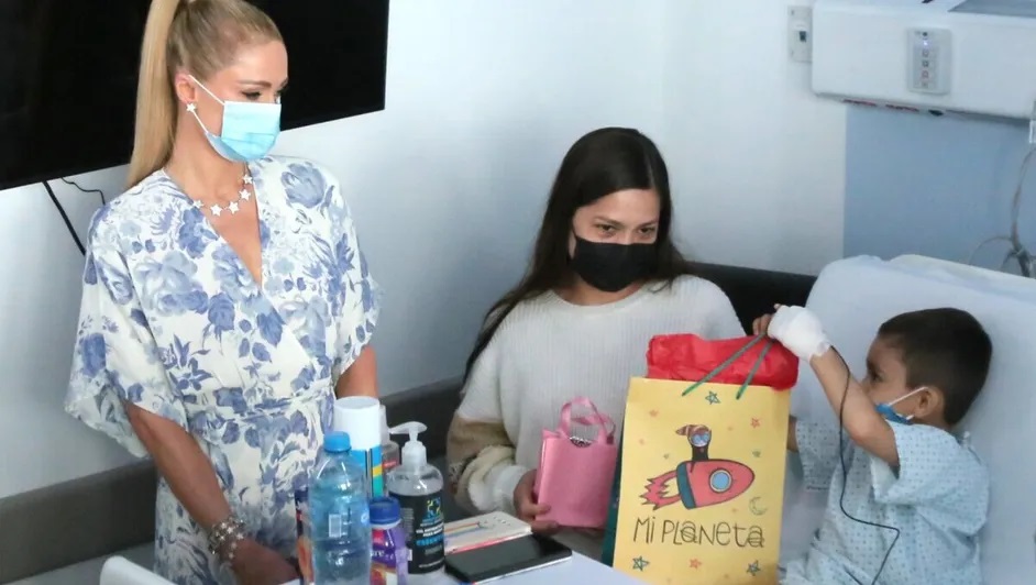 Así fue la visita de Paris Hilton a niños con cáncer en Guadalajara (Foto: Instagram/Twitter)