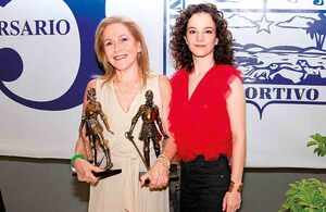 CRISTINA GEREZ y ANA MARY MARTÍNEZ, reina del Deportivo Español felices de presenciar la premiación del Torneo Covadonga