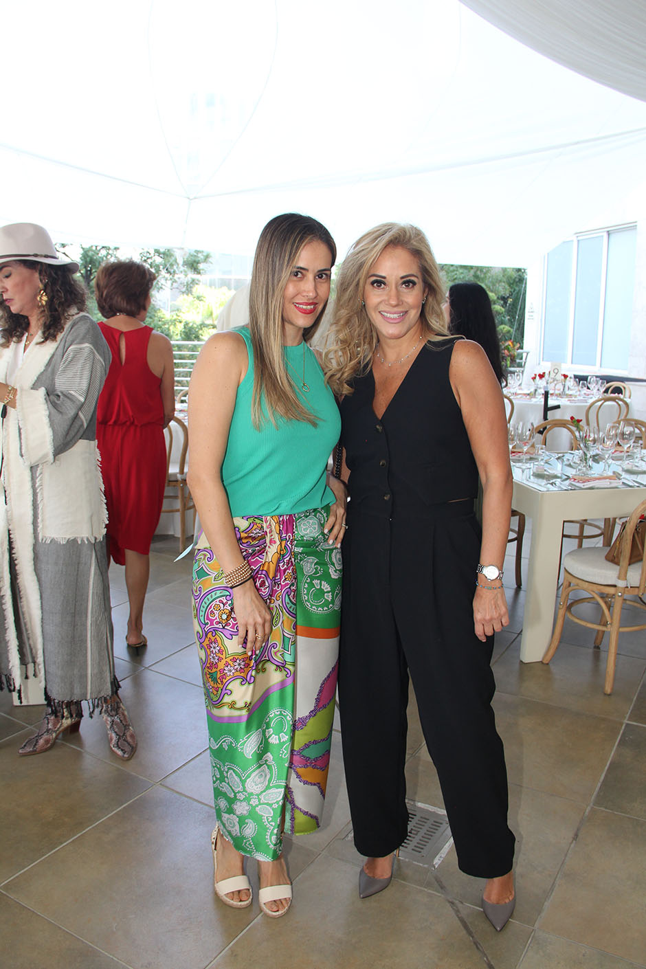Angélica Zamora y Elisa Wade.