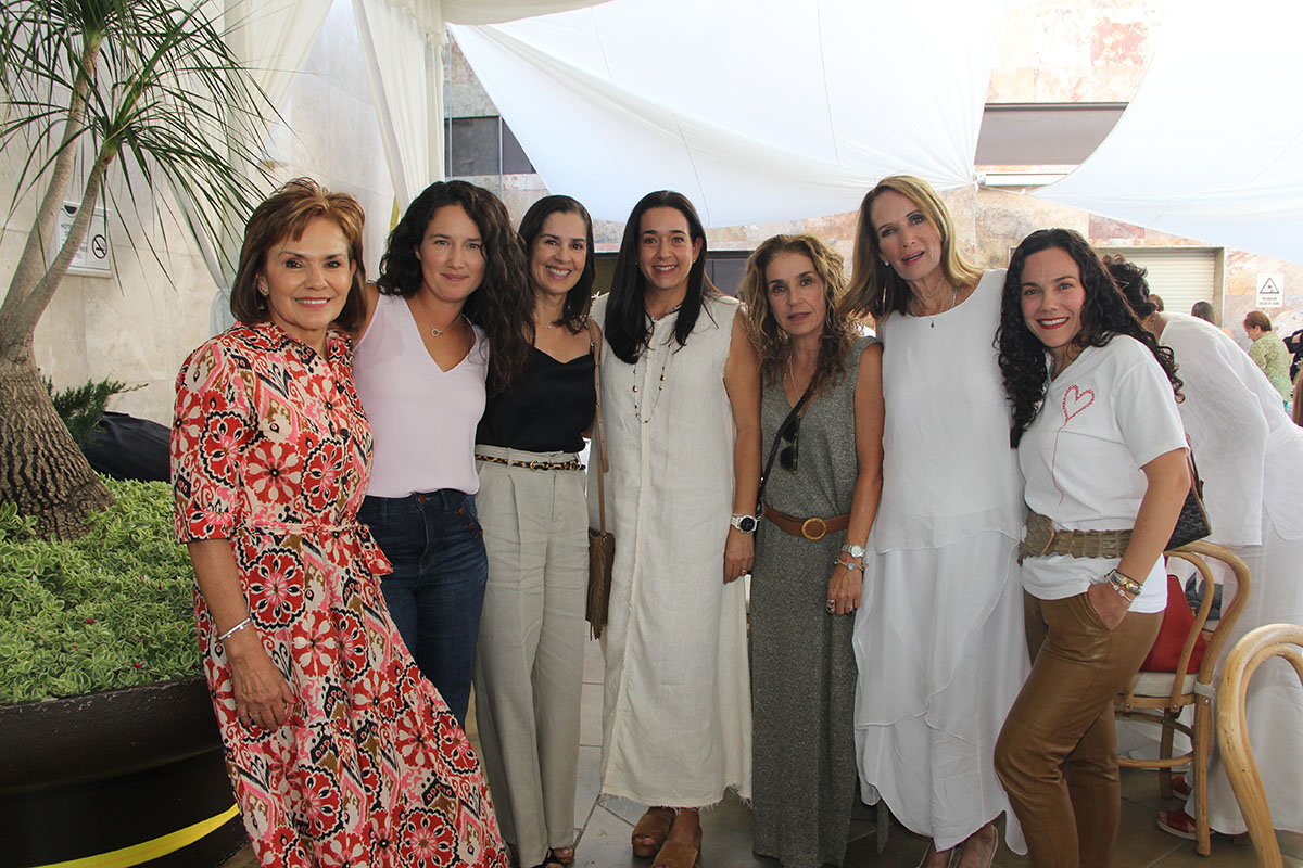 01 Chacha Echegollén, Gaby Vega, Pilar Maisterra, Sandra López, Ale Aceves, Martha Watanabe y Maritza Echegollén.