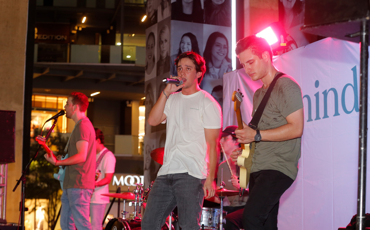 Los jóvenes disfrutaron de música en vivo / Foto: Daniel Saldívar