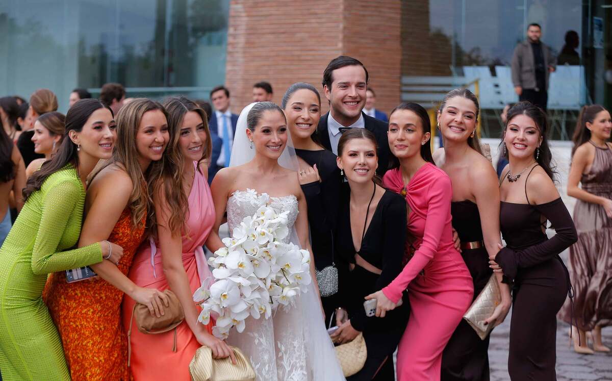 La novia acompañada con algunos de sus mejores amigos