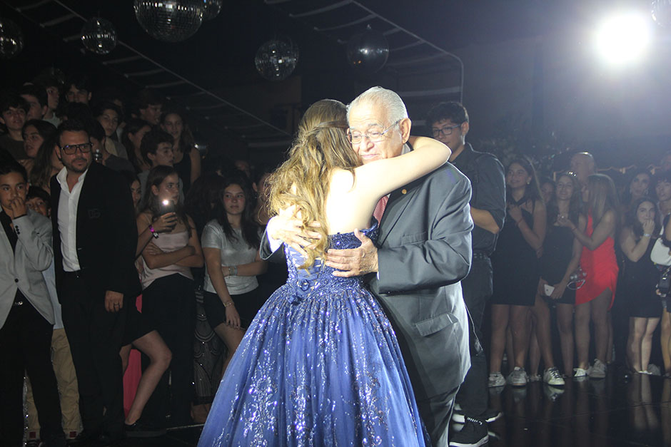 Z. Bailando con su abuelito