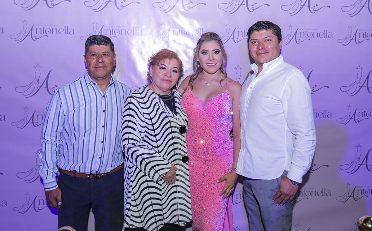 Ricardo Moreno, Cristina Esquivel, Jessica Moreno y Ricardo Moreno