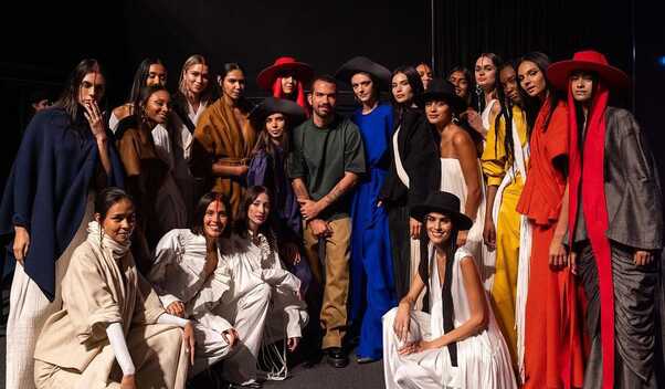Francisco Cancino posa con sus modelos tras presentarse en MBFWMx (Instagram @josemra)