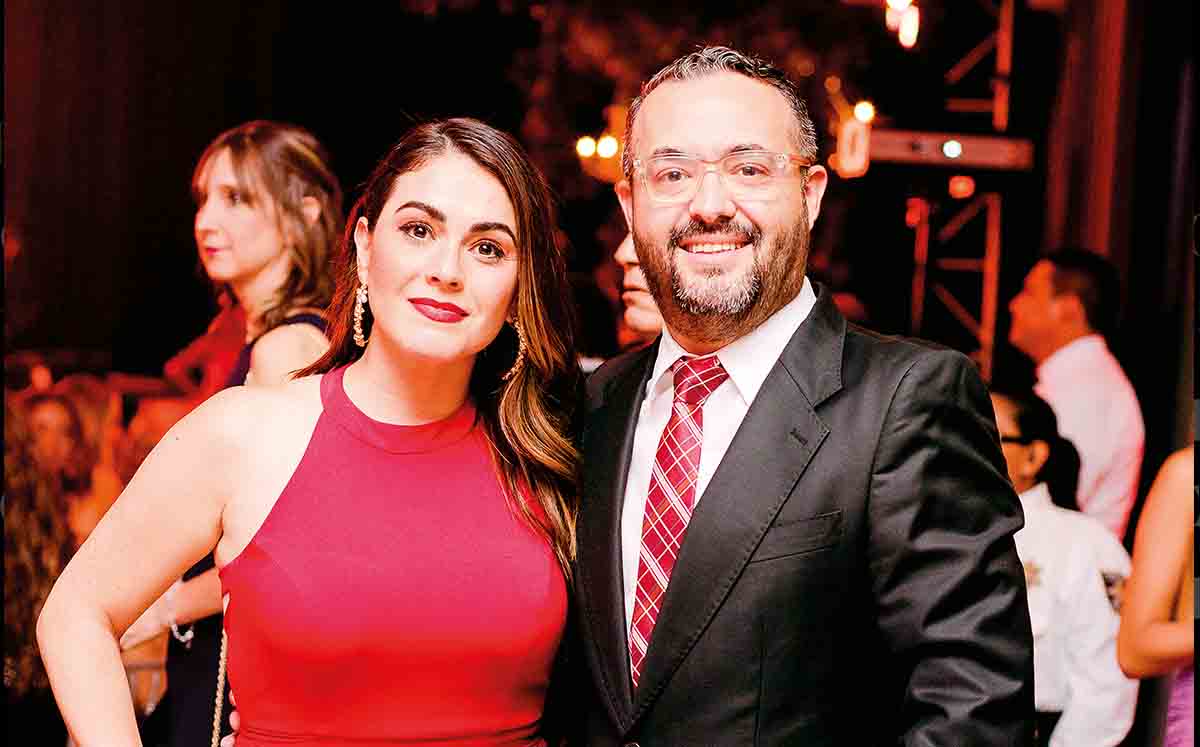 GABY CANSECO Y RICARDO GONZÁLEZ felices en el Baile de Debutantes