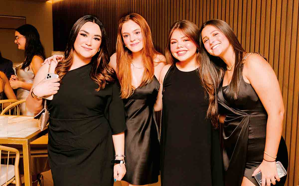 NATALIA INFANTE, MARIANA QUINTERO, ROBERTA GARCÍA Y GABY MARTÍNEZ en el Club Campestre Victoria disfrutando del Baile de Debutantes