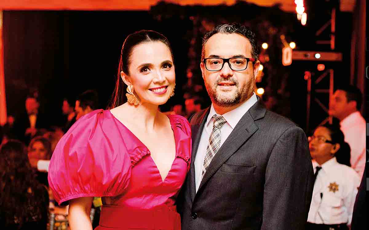 MAYE BELTRÁN Y JOSÉ GONZÁLEZ siempre lucen elegantes ante nuestra lente