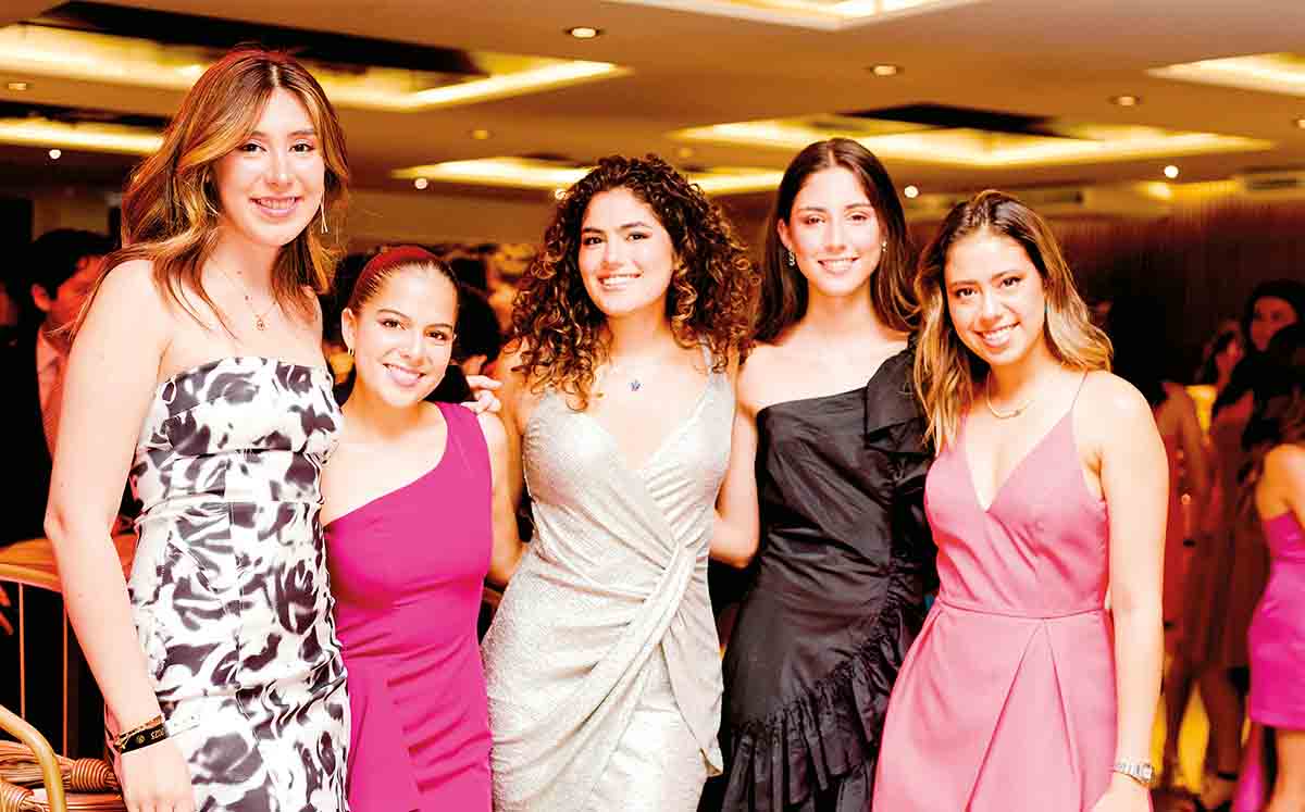 ISABELA FLORES, BETTY MAY DE LOS SANTOS, CONSTANZA ZAMUDIO, ROBERTA DE LOS SANTOS Y VALENTINA ZAMUDIO felices en el Baile de Debutantes