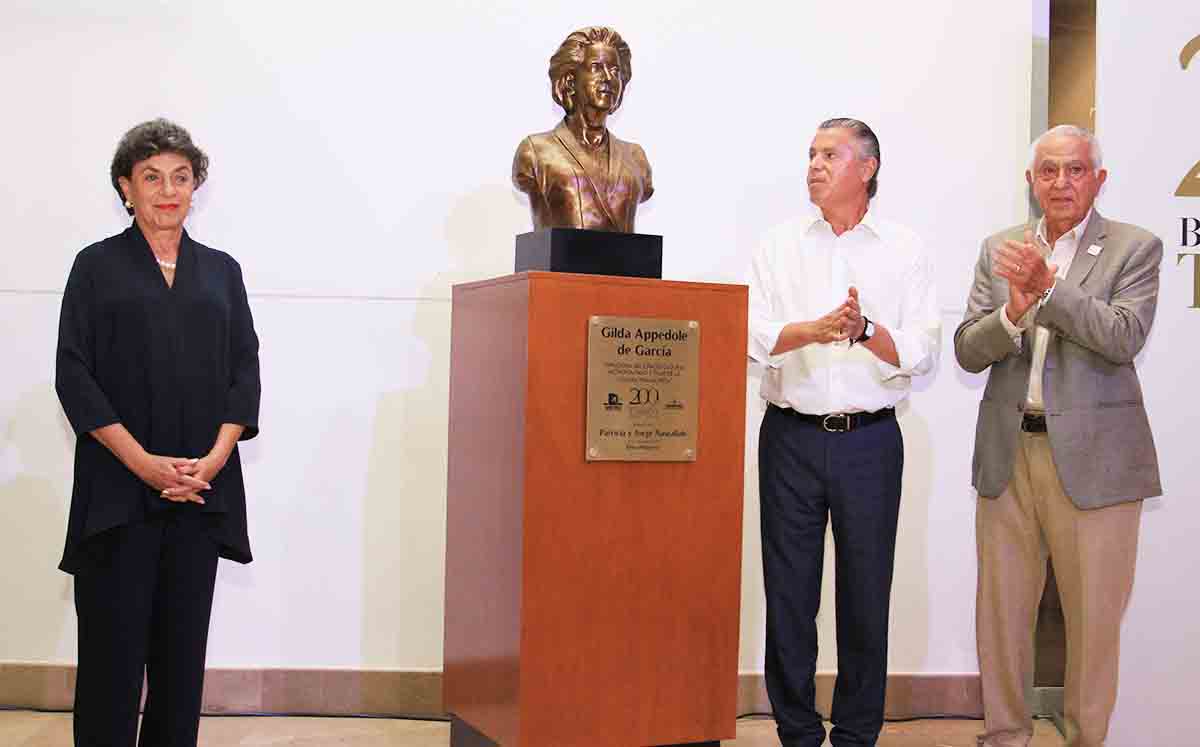 PATRICIA DE NASHRALLAH, JESÚS NDER Y JORGE NASHRALLAH junto al busto de Gilda Appedole