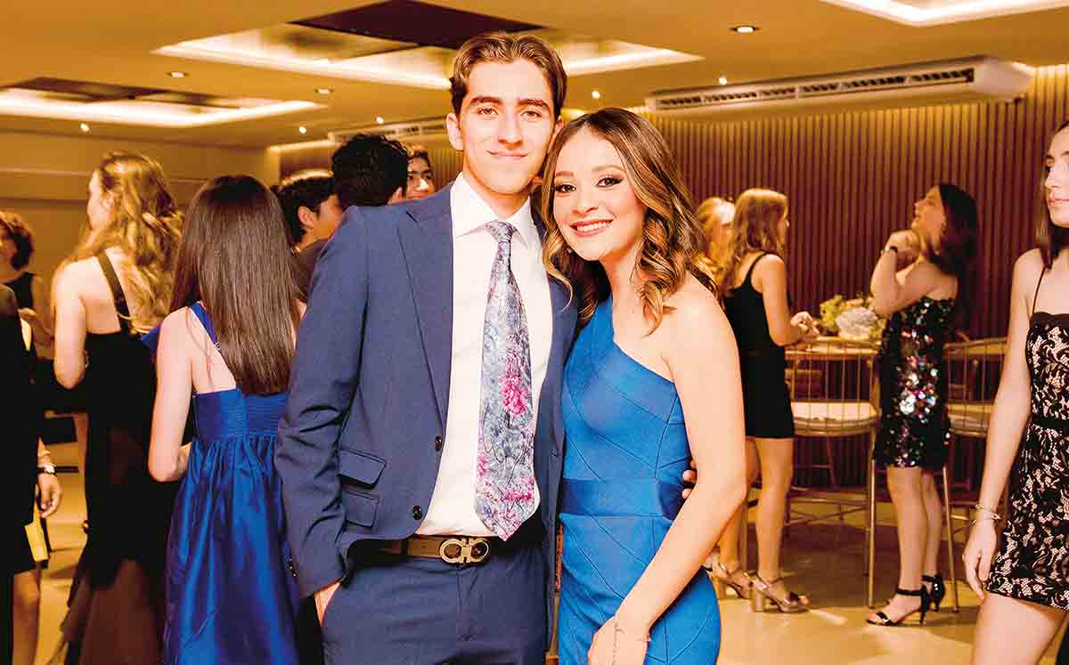 Asistentes del evento felices de asistir al tradicional Baile de Debutantes
