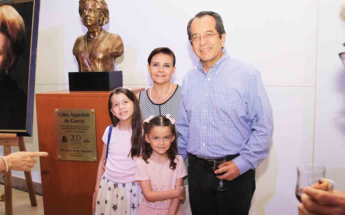TERE DE GRANADOS, ISABEL GARCÍA, ALESANDRA GARCÍA Y PEDRO GRANADOS estuvieron presentes en la inauguración del busto de Gilda Appedole