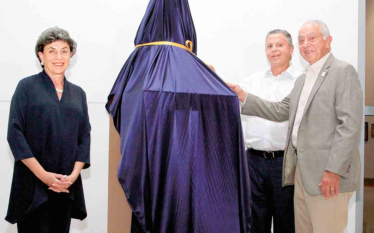 PATRICIA DE NASHRALLAH, JESÚS NADER Y JORGE NASHRALLAH a punto de revelar el busto de Gilda Appedole