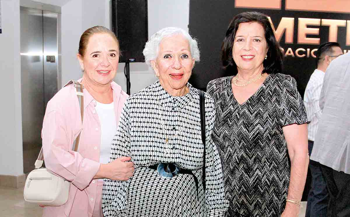 MIMI GALVÁN, MIMI DE GALVÁN Y ELVIA HOLGUERA orgullosas de estar presentes en la inauguración del busto de Gilda Appedole