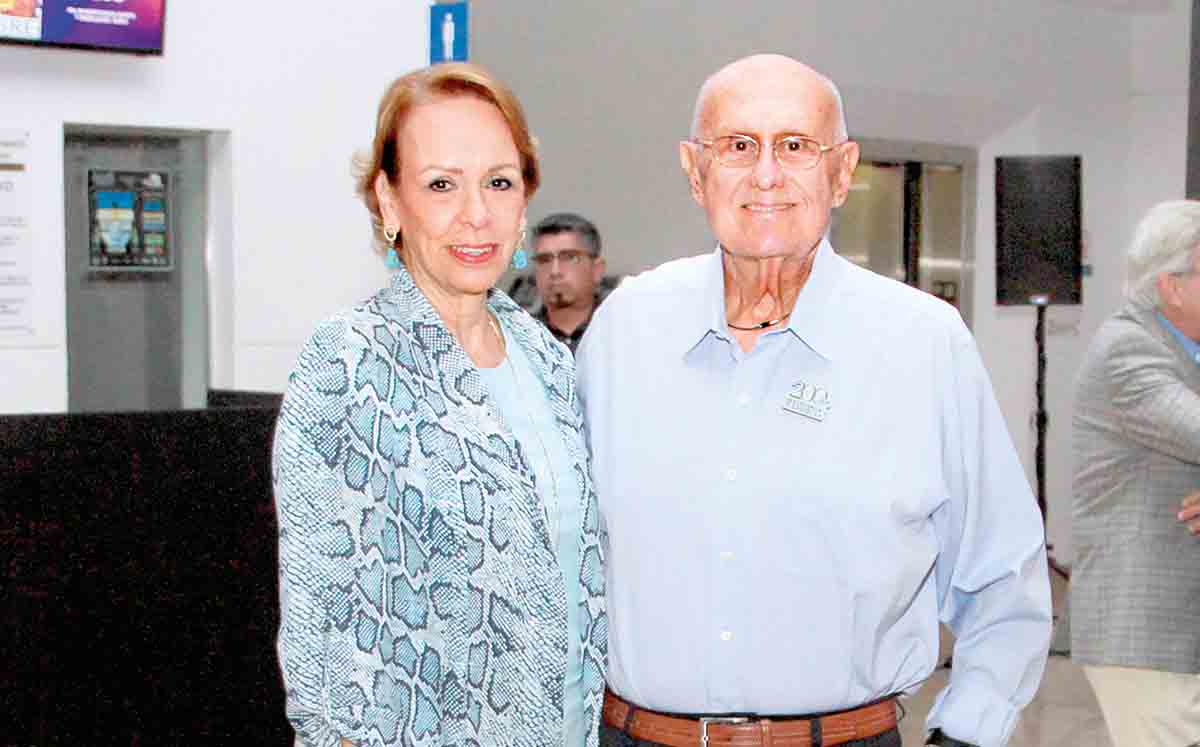 AURORA DE BRACAMONTES Y RAÚL BRACAMONTES estuvieron presentes en el Espacio Cultural Metropolitano para la inauguración del busto de Gilda Appedole