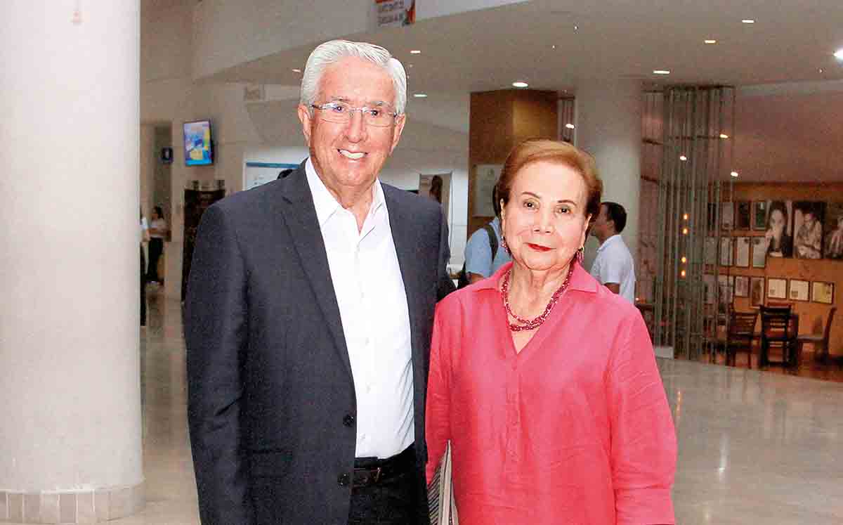 JOSÉ RABAGO Y OFELIA DE RABAGO disfrutaron de la inauguración del busto de Gilda Appedole