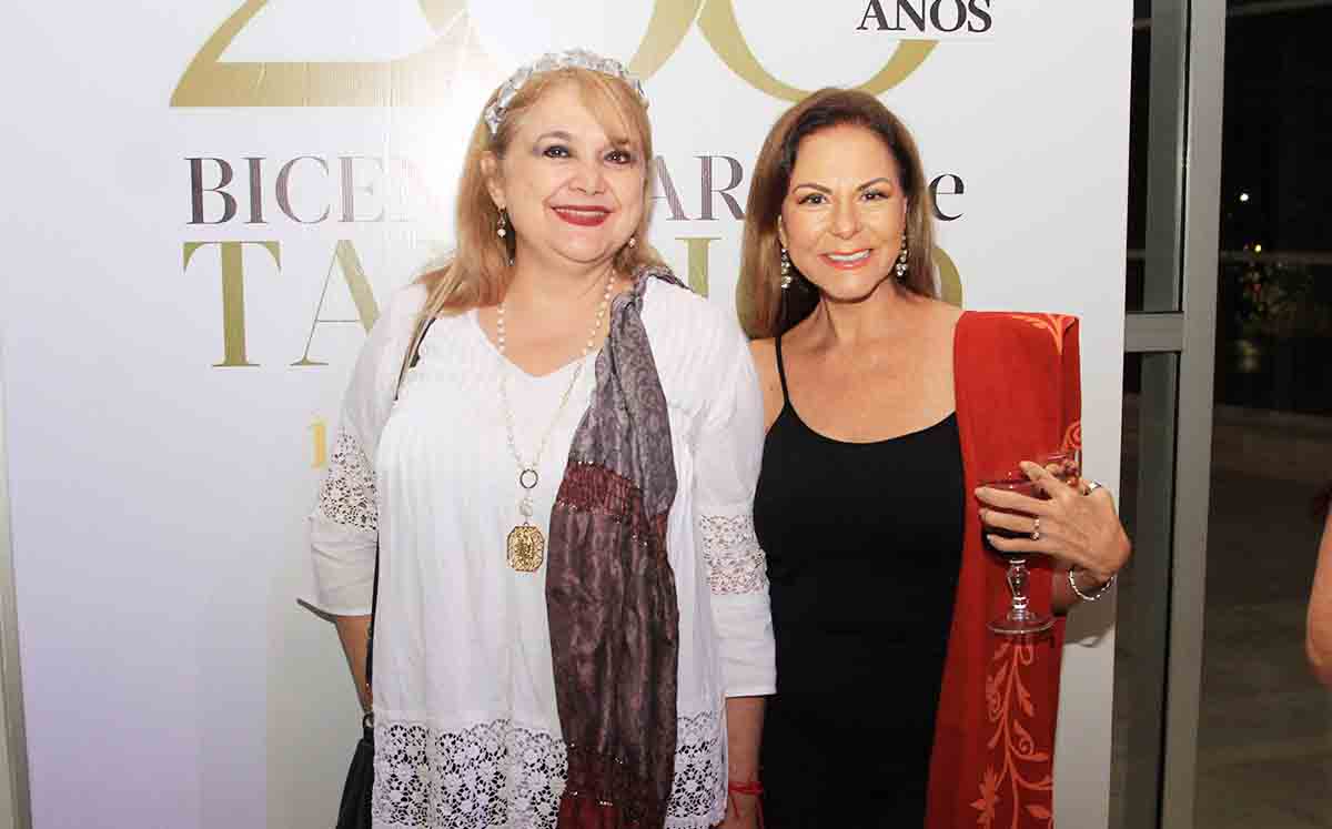 Asistentes del evento felices de presenciar la inauguración del busto de Gilda Appedole