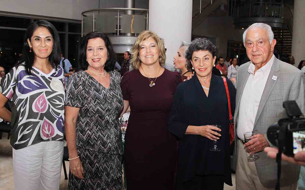 XX, ELVIA HOLGUERA, PATRICIA DE NASHRALLAH Y JORGE NASHRALLAH en la inauguración del busto de Gilda Appedole