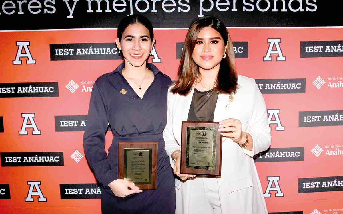 JACQUELINE SALINAS Y ÁNGELES ALVARADO son orgullosamente IEST