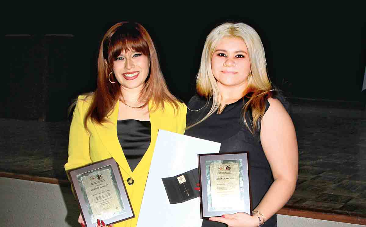 JOCELYN PARRA Y ANDREA GOVEA recibieron sus reconocimientos por obtener un alto rendimiento en el EGEL